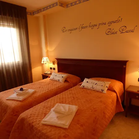 Hotel Fidenza Otel